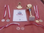 Trofeami były medale, dyplomy, puchar i kwiaty 